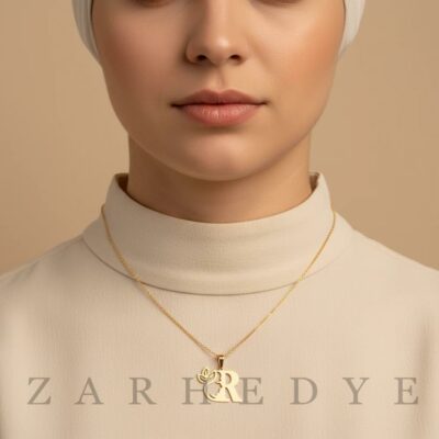 پلاک طلا حرف r انگلیسی و زن کد 01 روی گردن مدل