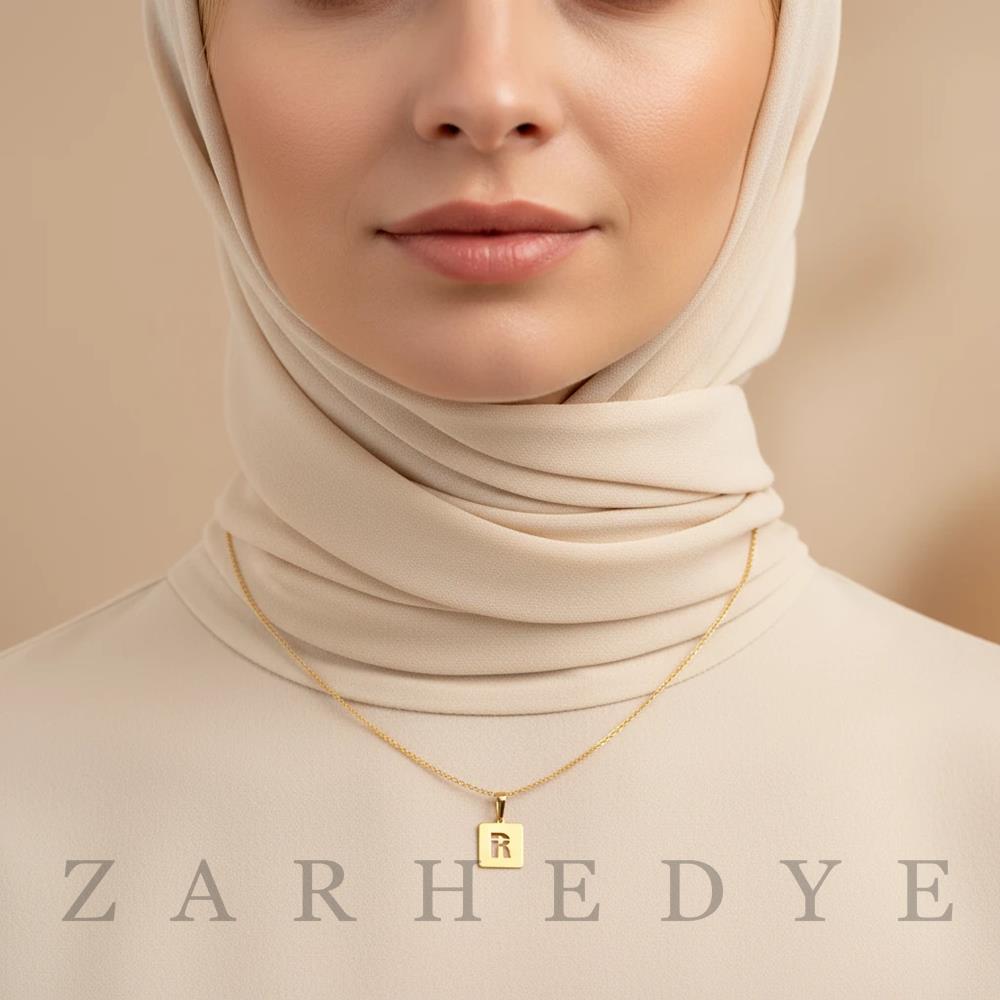 پلاک طلا حرف r انگلیسی و مربع کد 01 روی گردن مدل
