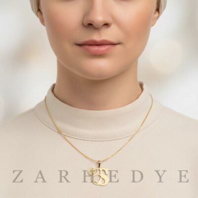 پلاک طلا حرف s انگلیسی و زن کد 01 روی گردن مدل