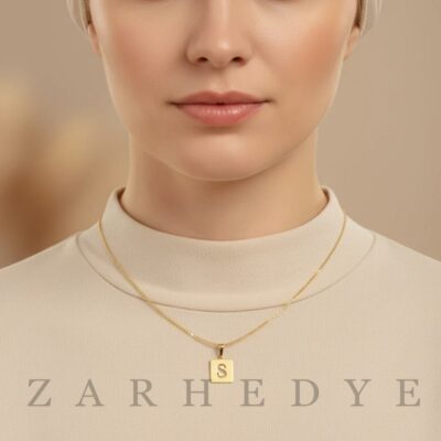 پلاک طلا حرف s انگلیسی و مربع کد 01 روی گردن مدل