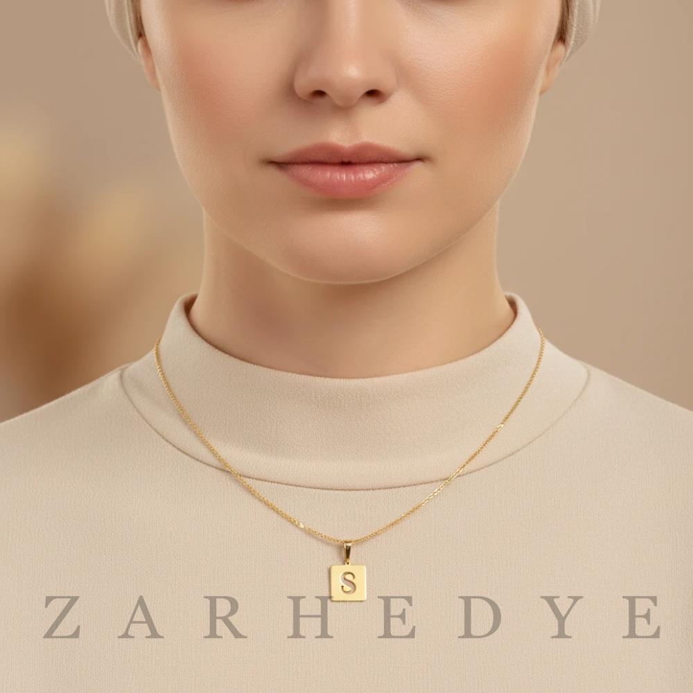 پلاک طلا حرف s انگلیسی و مربع کد 01 روی گردن مدل