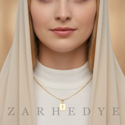پلاک طلا حرف t انگلیسی و مربع کد 01 روی گردن مدل