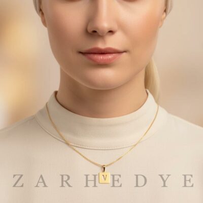 پلاک طلا حرف v انگلیسی و مربع کد 01 روی گردن مدل