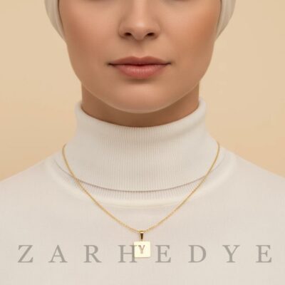 پلاک طلا حرف y انگلیسی و مربع کد 01 روی گردن مدل