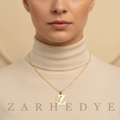 پلاک طلا حرف z انگلیسی و زن کد 01 روی گردن مدل