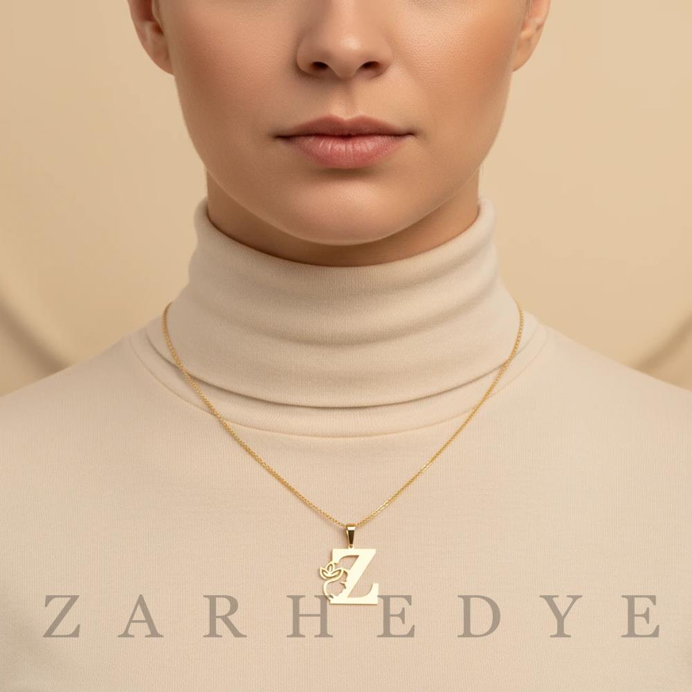 پلاک طلا حرف z انگلیسی و زن کد 01 روی گردن مدل