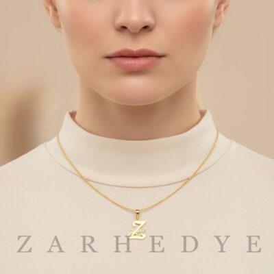 پلاک طلا حرف z انگلیسی و گل کد 01 روی گردن مدل