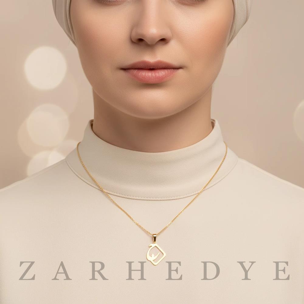 پلاک طلا حرف ج فارسی و مربع کد 01 روی گردن مدل