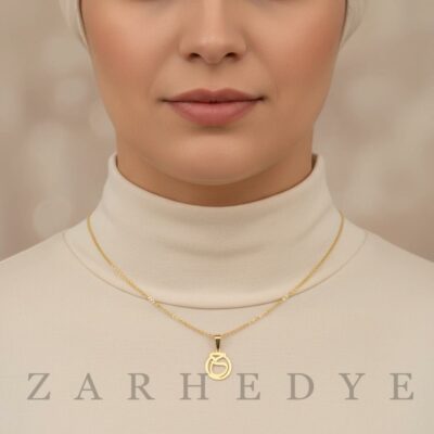پلاک طلا حرف ح فارسی و دایره کد 01 روی گردن مدل