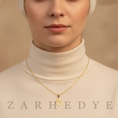 پلاک طلا حرف خ فارسی و دایره کد 01 روی گردن مدل