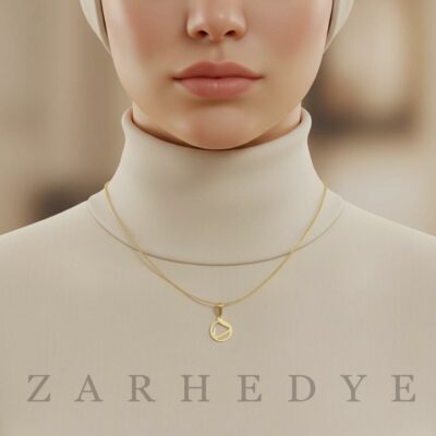 پلاک طلا حرف د فارسی و دایره کد 01 روی گردن مدل