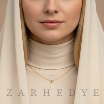 پلاک طلا حرف د فارسی و گل کد 01 روی گردن مدل