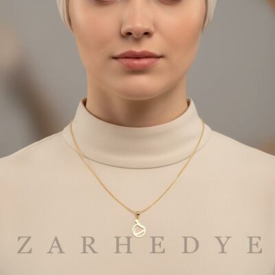 پلاک طلا حرف ذ فارسی و دایره کد 01 روی گردن مدل