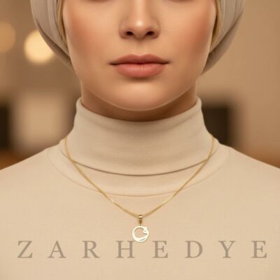 پلاک طلا حرف ق فارسی و دایره کد 01 روی گردن مدل