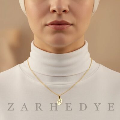پلاک طلا حرف ن فارسی و گل کد 01 روی گردن مدل