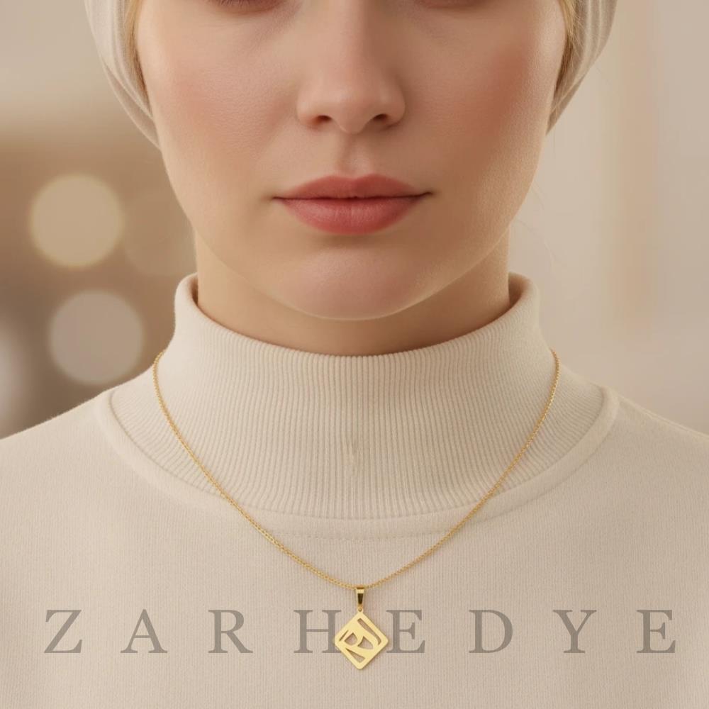 پلاک طلا حرف ه فارسی و مربع کد 01 روی گردن مدل