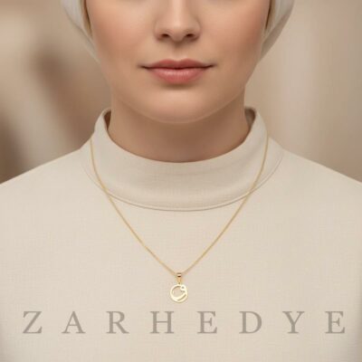 پلاک طلا حرف و فارسی و دایره کد 01 روی گردن مدل