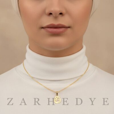 پلاک طلا حرف چ فارسی و دایره کد 01 روی گردن مدل