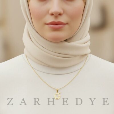 پلاک طلا حرف ی فارسی و دایره کد 01 روی گردن مدل