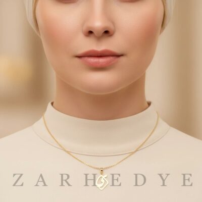 پلاک طلا حرف ی فارسی و مربع کد 01 روی گردن مدل