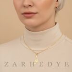 پلاک طلا اسم رضا کد 011 روی گردن مدل