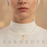 پلاک طلا اسم رضا کد 05 روی گردن مدل