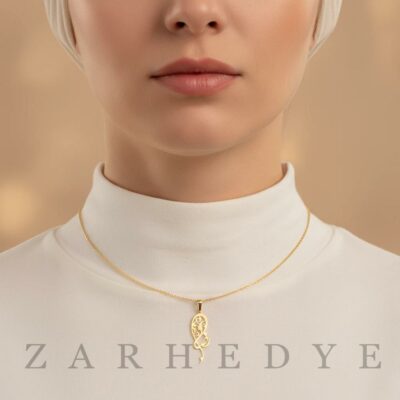 پلاک طلا اسم رضا کد 05 روی گردن مدل