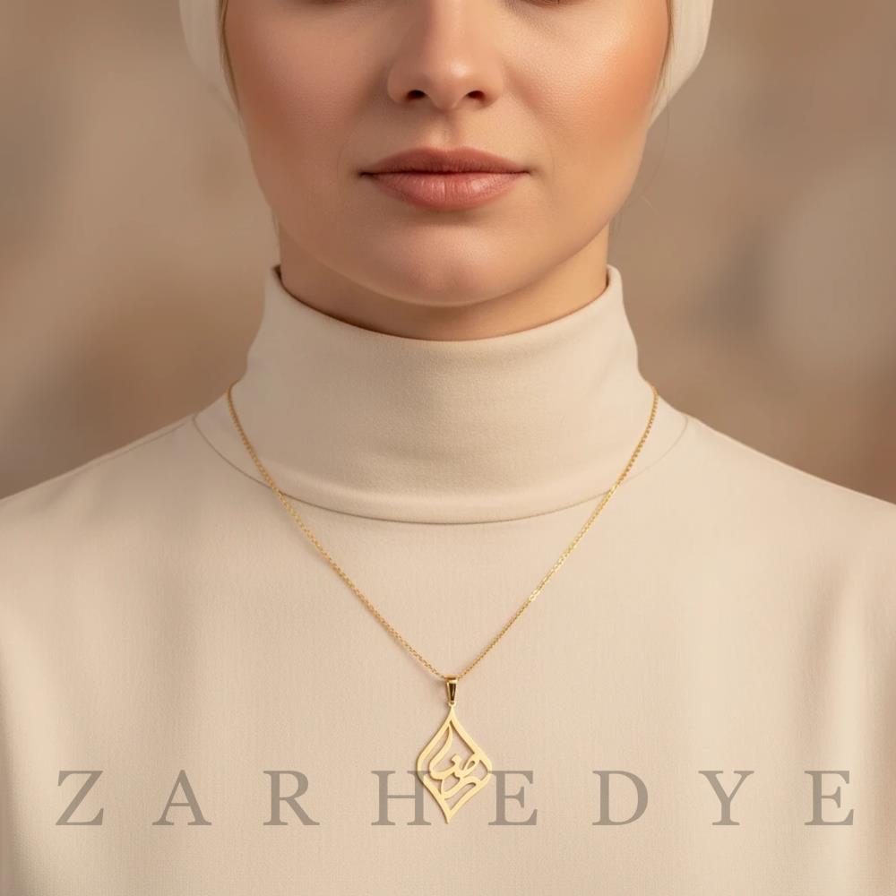 پلاک طلا اسم رضا کد 010 روی گردن مدل
