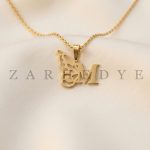 پلاک طلا حرف m انگلیسی و پروانه کد 01 روی پارچه ابریشم مدل شاپرک