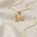 پلاک طلا حرف m انگلیسی و پروانه کد 01 روی پارچه ابریشم مدل ظریف