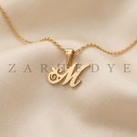 پلاک طلا حرف m انگلیسی و گل کد 01 روی پارچه ابریشم